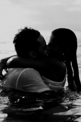 Man en vrouw omhelzen elkaar in het water