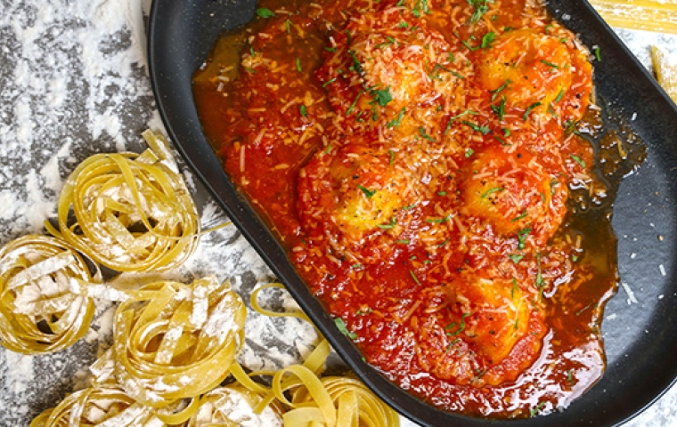 Albondiga's met tomatensaus en pasta in een ovenschotel
