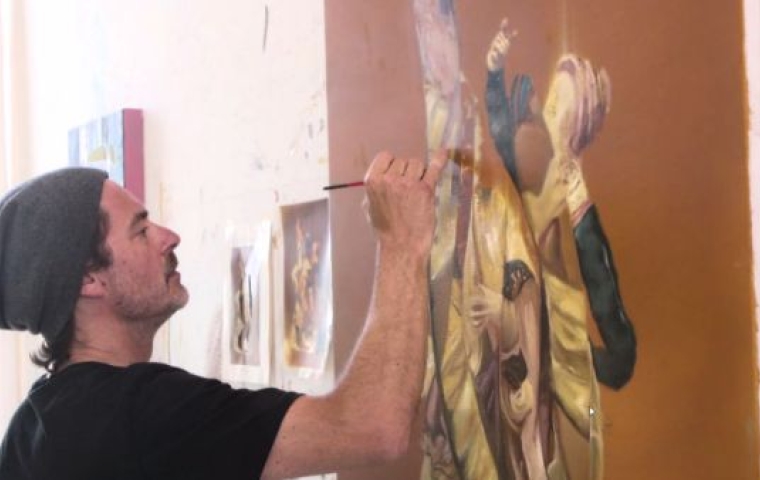 Kunstenaar maakt schilderij in zijn atelier