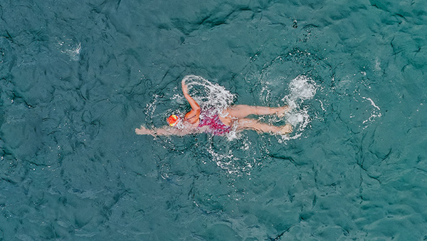 Een vrouw op leeftijd is aan het zwemmen
