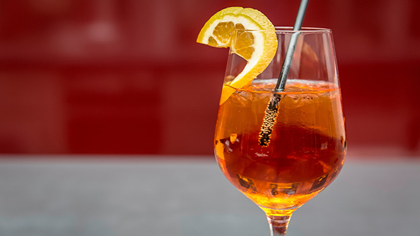 Alcoholisch drankje met oranje kleur