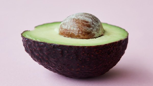 Doormidden gesneden avocado