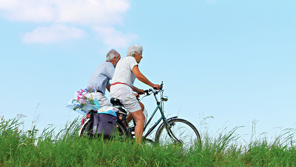 Man en vrouw op leeftijd fietsen