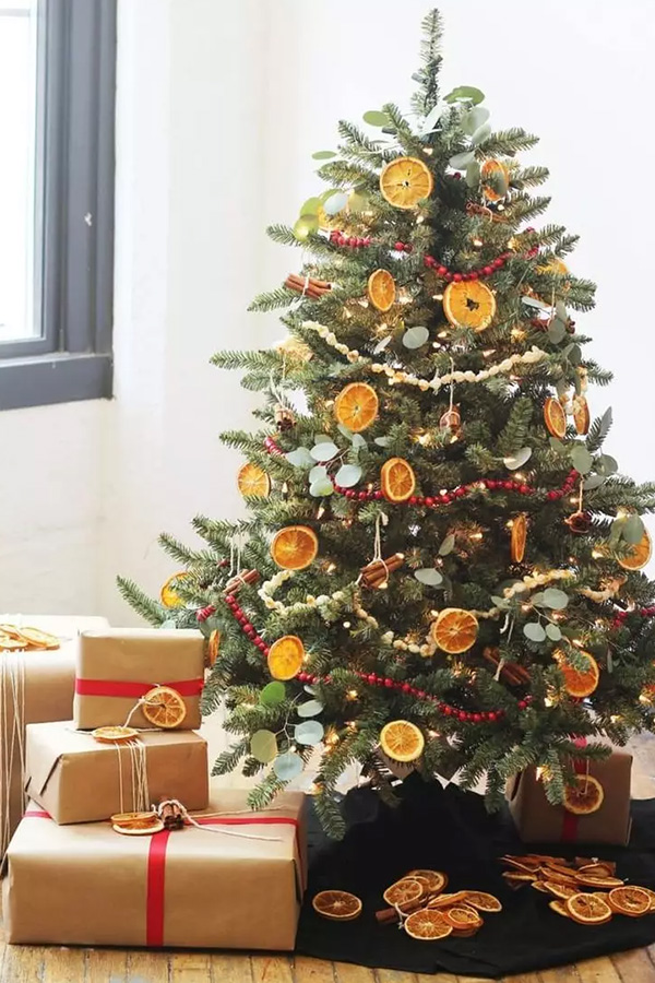 Kerstboom met gedroogde appelsienen als decoratie