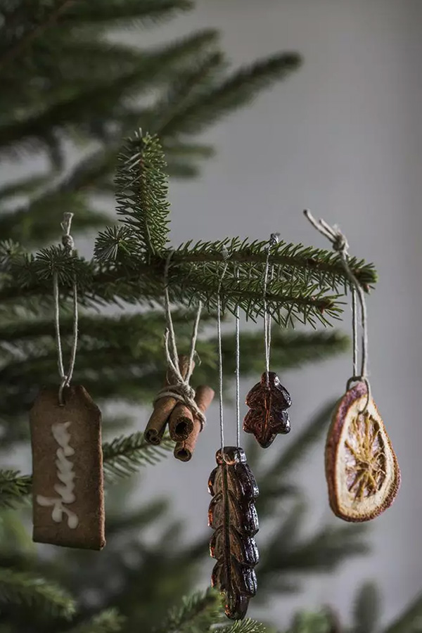 Kerstboom met houten decoratie