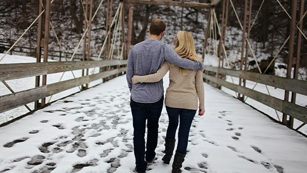 Man en vrouw wandelen in de sneeuw