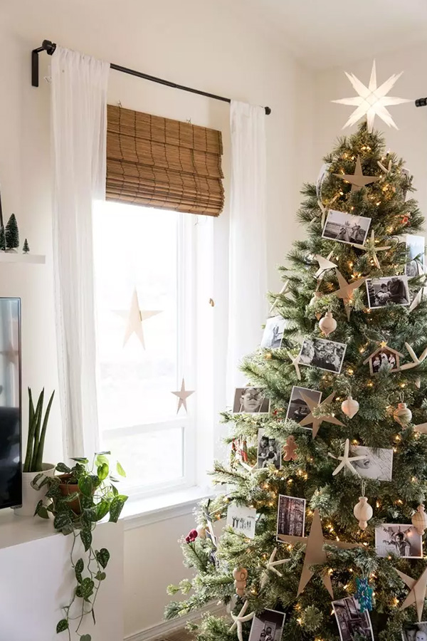 Kerstboom versierd met foto's