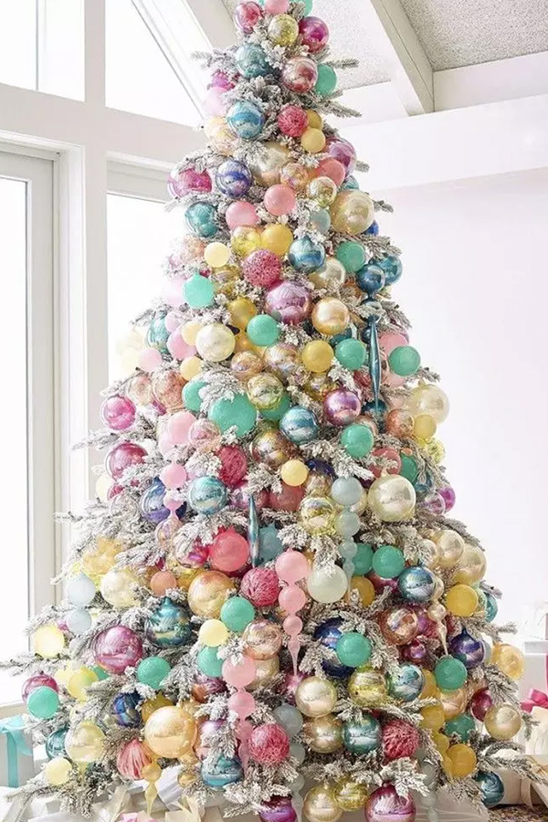 Kerstboom met verschillende pastelkleuren