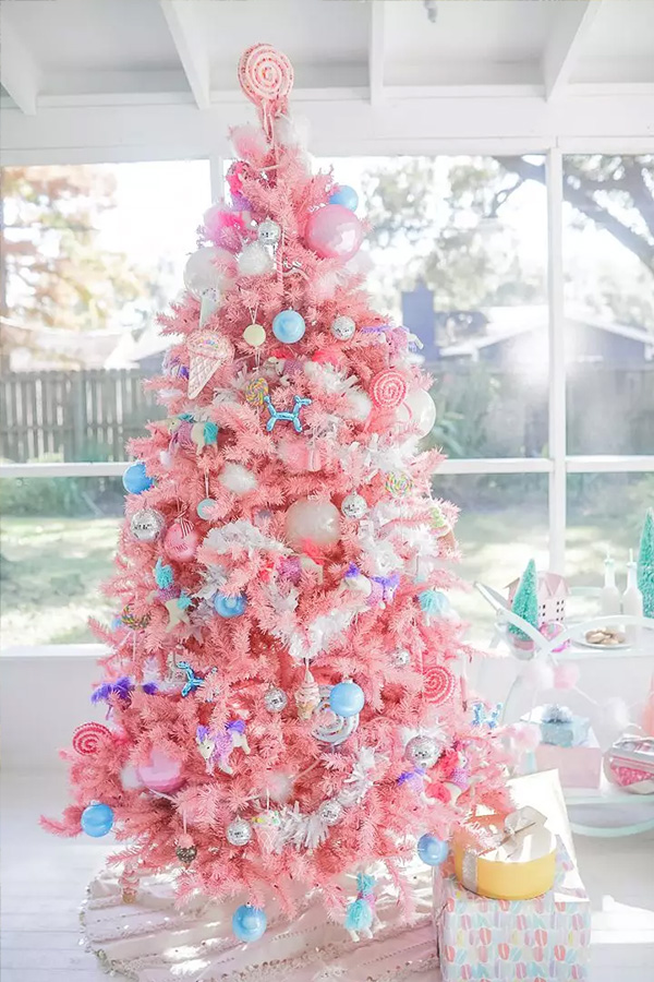 Roze kerstboom met gekleurde decoratie