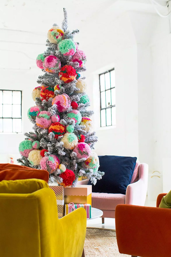 Kerstboom met heel grote gekleurde kerstballen