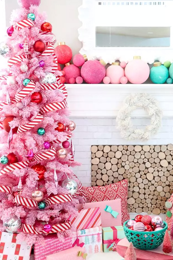 Roze kerstboom met gekleurde decoratie 2