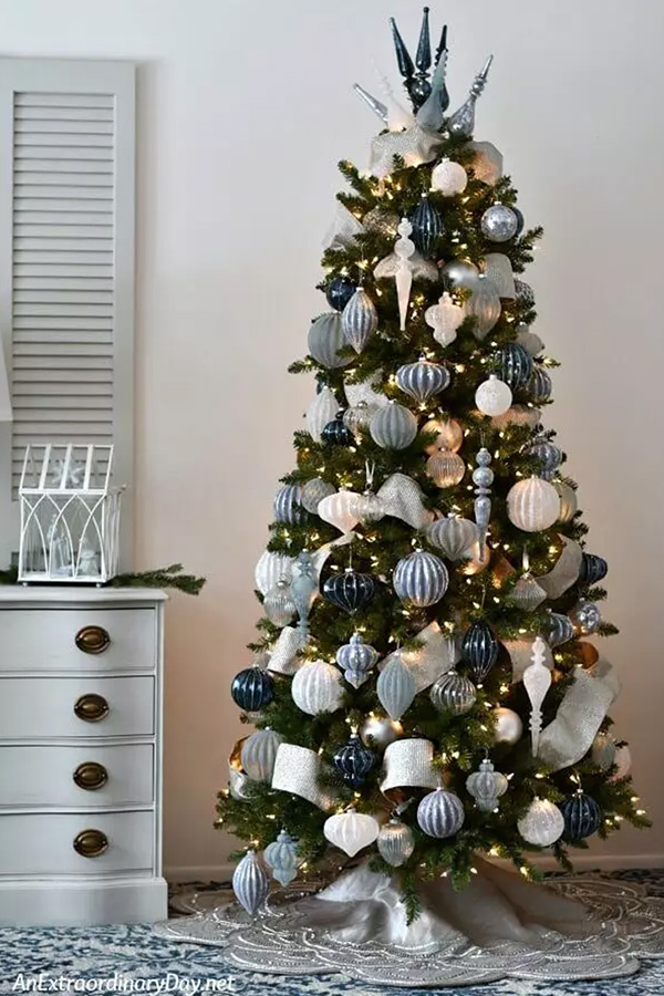 Kerstboom met blauwe accenten in decoratie