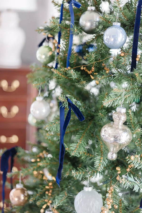 Kerstboom met blauwe linten als decoratie
