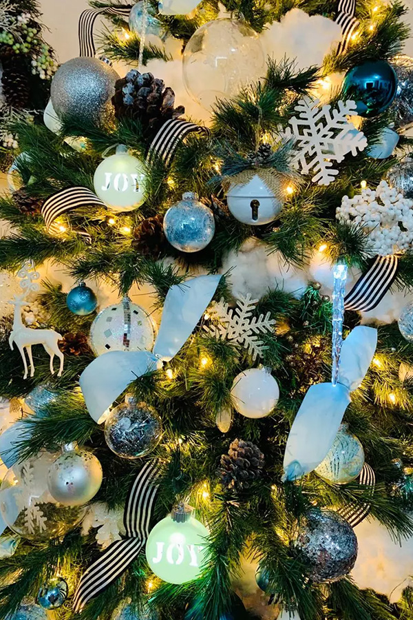 Kerstboom met blauwe accenten in decoratie 2
