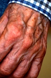 Hand van een oude man