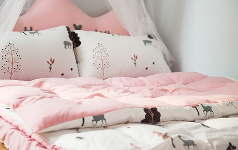 Voorbeeld van een lenteproof slaapkamer met roze tinten
