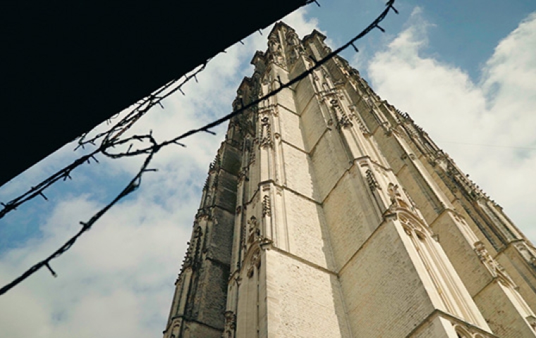 Onderaanzicht van Sint-Romboutstoren in Mechelen