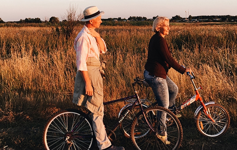Man en vrouw op leeftijd verkennen fietsroutes