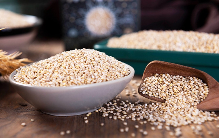 Een kom met witte quinoa