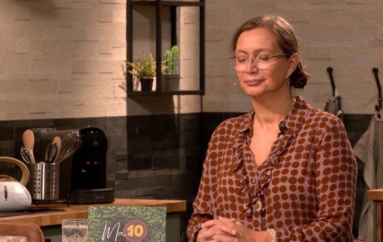 Martine Prenen zit met haar ogen gesloten in de keuken van TV PLUS