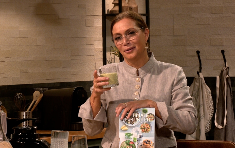 Uit het boek ‘Optimale immuniteit kookboek’ maakt Martine Prenen een avocado, walnoten en dadel smoothie klaar
