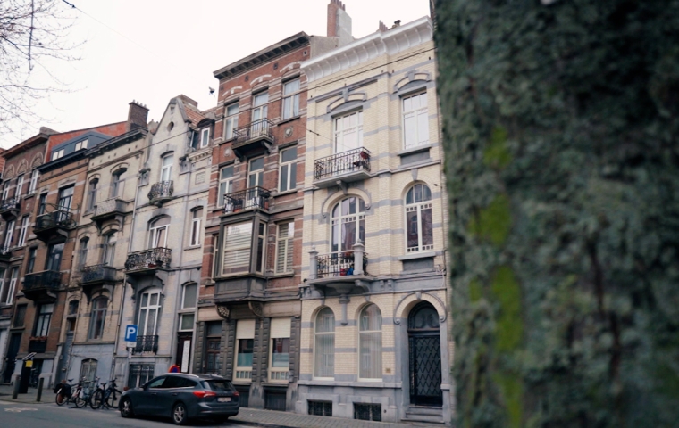 Interieurspecialist Dries gebruikte tijdens de verbouwing van zijn kelderappartement in Brussel duurzame technieken