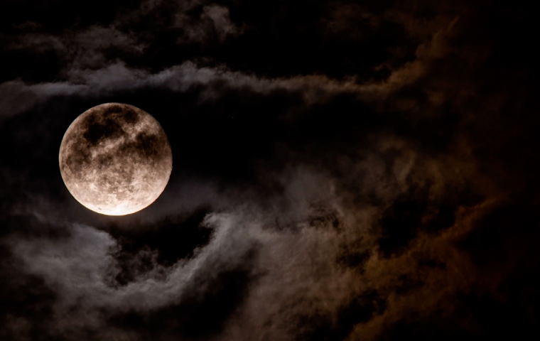 Een donkere nacht met een volle maan